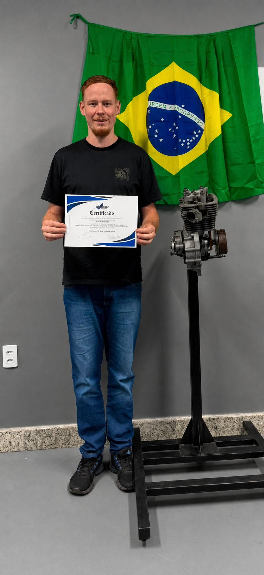 Fundador da Goese Motos celebrando a conclusão do curso de Mecânica